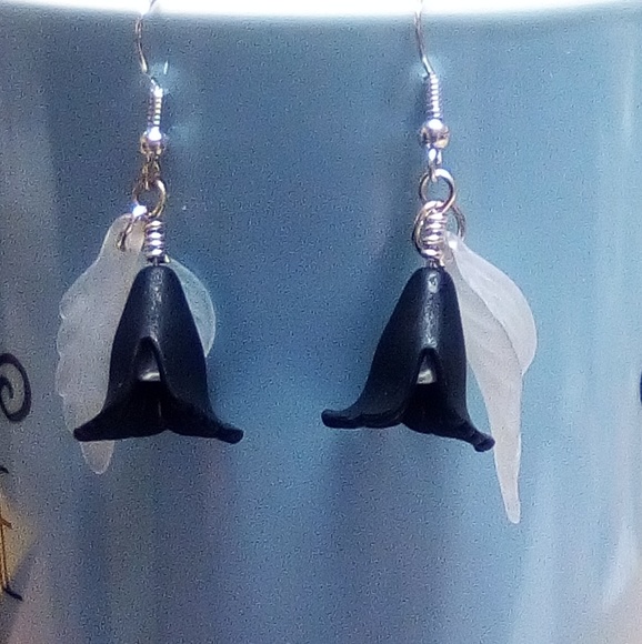 Pearl and Resin Dangle Earrings ( NWT) - Picture 2 of 3